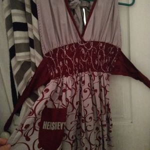 Never worn hershey's apron. Size large